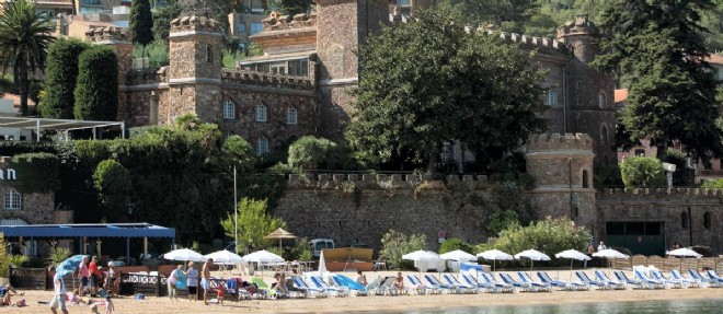 Estime a 25 millions d'euros, le chateau de Theoule-sur-Mer sur la Cote d'Azur et son terrain d'environ 5 740 metres carres.