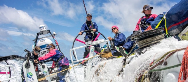 Pour la premiere fois depuis 12 ans a la Volvo Ocean Race, un equipage 100 % feminin releve le defi d'une course longue de huit mois.