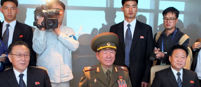 Kim Yang-oon (en bas a gauche), en charge des relations avec le Sud,  Hwang Pyong-so (au centre), titulaire du plus haut poste dans l'armee nord-coreenne, et Choe Ryong-hae (a droite), haut secretaire du Parti, a une reunion en Coree du Sud avec le ministre de la Reunification, Ryoo Kihl-jae, a Incheon, le 4 octobre.