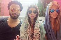 Trois jeunes Iraniens posant, foulard tombant, dans un restaurant de Teheran. (C)Richkidsoftehran