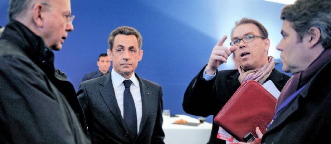 Le "traitre" Patrick Buisson et Nicolas Sarkozy, avant le meeting du candidat a la presidentielle place de la Concorde, a Paris, le 15 avril 2012.