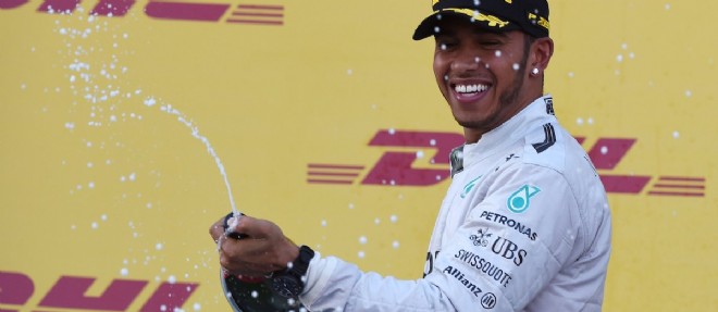 La joie de Lewis Hamilton, sur le podium de Sotchi, qui creuse l'ecart au general avec Nico Rosberg.