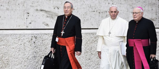 Le pape Francois preside le synode des eveques sur la famille au Vatican, dont un premier resume des travaux a ete remis le 13 octobre 2014.
