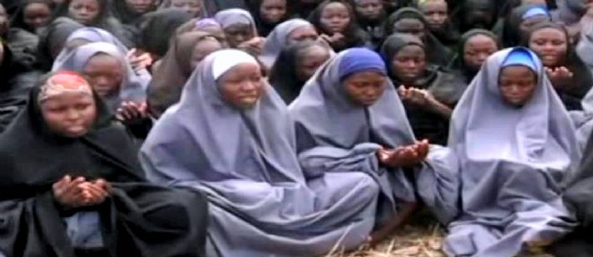 Une video publiee par Boko Haram montrait en mai dernier quelque 130 jeunes filles voilees, recitant des versets du Coran.