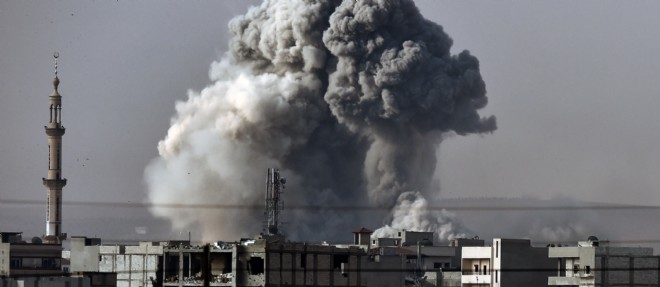 Un vaste nuage de fumee s'echappe de la ville syrienne de Kobane (Ain al-Arab en arabe) apres un bombardement americain, le 14 octobre 2014.