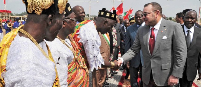 Le roi Mohammed VI salue les chefs traditionnels a Anyama, pres d'Abidjan. A sa gauche : le Premier ministre ivorien, Daniel Kablan Duncan.