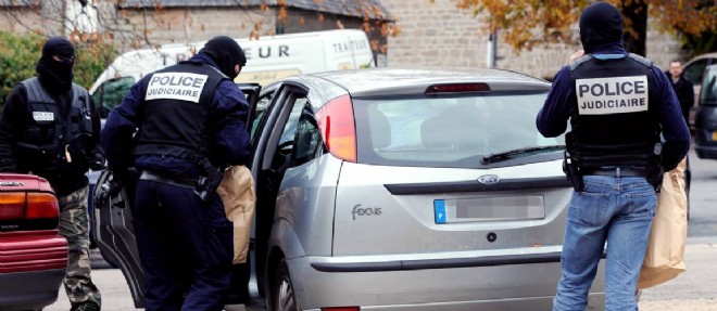 La police procede a des arrestations a Tarnac, le 11 novembre 2008.