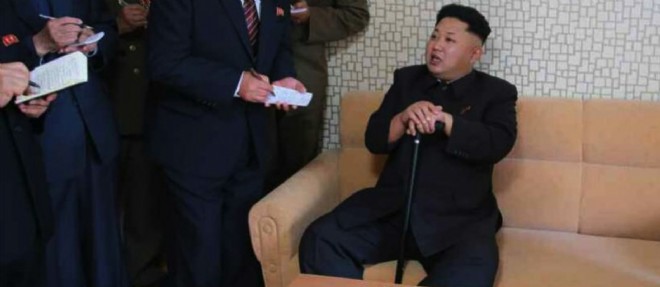 Kim Jong-un et sa canne, sur un cliche diffuse la semaine derniere par le regime nord-coreen.