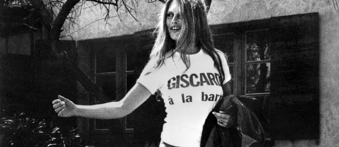 Brigitte Bardot arborant le tee-shirt de campagne de Valery Giscard d'Estaing, en 1974.