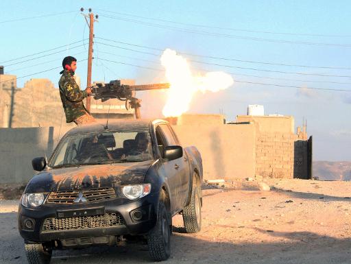 Un combattant du groupe Fajr Libya tire a l'arme lourde non loin de la capitale Tripoli le 21 octobre 2014
