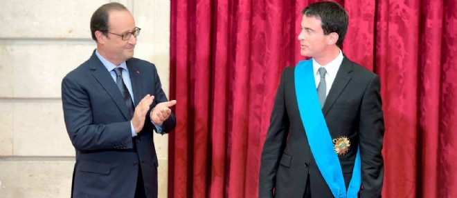Francois Hollande a remis mercredi a Manuel Valls les insignes de grand croix de l'Ordre national du merite.