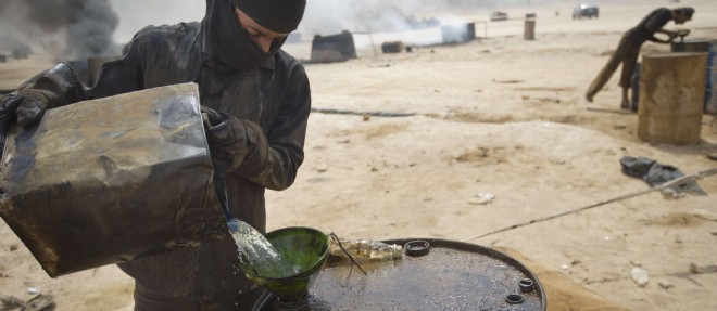Un ouvrier syrien raffinant du petrole dans la localite d'Al-Mansura, a l'est de Raqqa, en mai 2013. Photo d'illustration.
