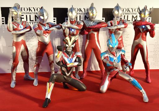 Des acteurs posent en costumes de super-heros "Ultraman" sur le tapis rouge du 27e Festival international du film de Tokyo, le 23 octobre 2014
