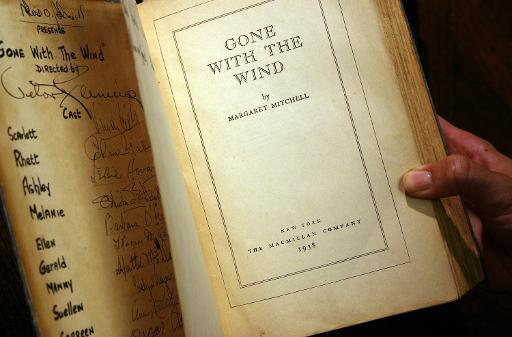 Un exemplaire du livre de Margaret Mitchell "Autant en emporte le vent" -signe par le producteur, le realisateur et la plupart des acteurs du film eponyme qui en fut tire en 1939- photographie le 18 octobre 2007 a Los Angeles