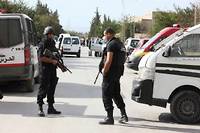 Des membres des unites speciales tunisiennes aux abords de la maison ou etait retranche ce 23 octobre un groupe arme terroriste.