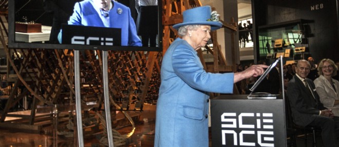 La reine Elizabeth a tweete depuis une tablette installee sur un pupitre.