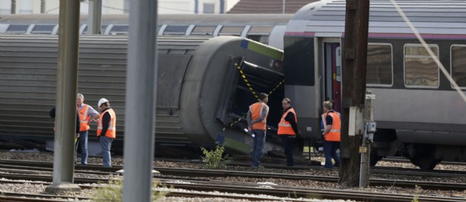 Des enqueteurs sur le site de l'accident ferroviaire de Bretigny-sur-Orge, le 13 juillet 2013.