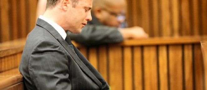 Oscar Pistorius pleure, lors de son proces.