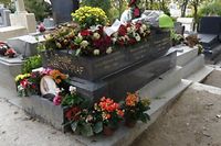 Edith Piaf et sa tombe au Pere Lachaise