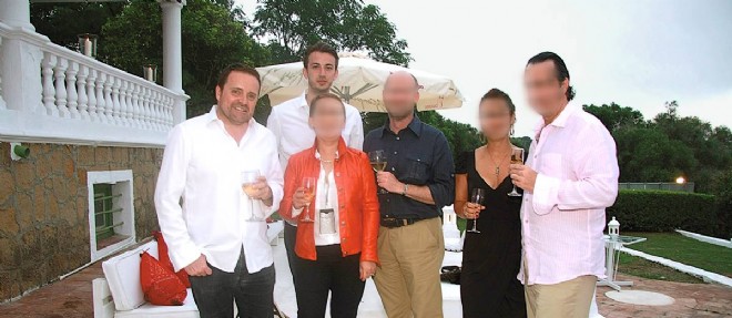Bastien Millot (a g.) et Terence Zakka, un ancien salarie de Bygmalion (a l'arriere-plan, chemise
blanche), a Sotogrande, en 2013.