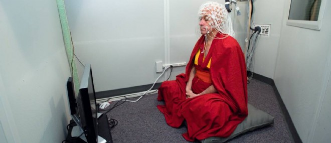 Le moine bouddhiste Mathieu Ricard, coiffe d'un bonnet d'electroencephalographie, participe a des experiences sur la meditation.