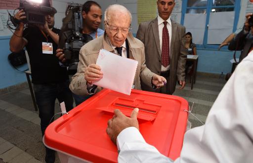 Le candidat à l'élection présidentielle tunisienne Béji Caïd Essebsi vite dansu n bureau de la banlieue de Tunis lors des élections législatives le 26 octobre 2014 © Fadel Senna AFP/Archives