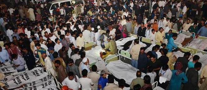 Les familles des victimes pres de la frontiere avec l'Inde, au Pakistan, a la sortie de Wagah, ou un attentat suicide a fait des dizaines de morts dimanche 2 novembre 2014