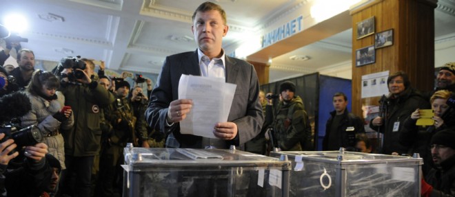Le Premier ministre de la republique auto-proclamee de Donetsk Alexander Zakharchenko depose son bulletin de vote a Donetsk le 2 novembre 2014.