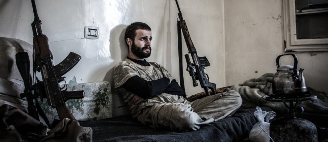 Un rebelle syrien s'accorde un instant de repit a Alep, le 25 octobre 2014 (photo d'illustration).