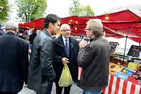 Yvon Robert sur le marché du Châtelet. ©Éric Bénard/Andia