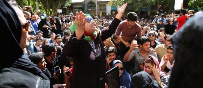 Pres d'un millier de personnes ont participe, le 22 octobre 2014, a une manifestation devant le batiment du pouvoir judiciaire a Ispahan, en solidarite avec les femmes attaquees a l'acide.