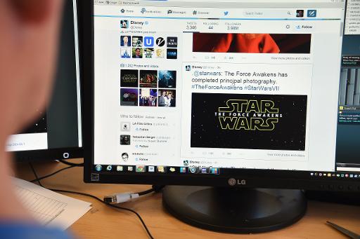 Un homme regarde un ecran d'ordinateur annoncant le titre du nouvel episode de Star Wars le 6 novembre 2014