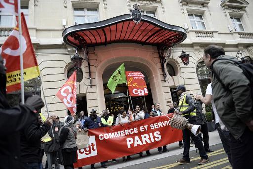 Des manifestants de la CGT devant l'hotel Royal Monceau a Paris, le 21 octobre 2014