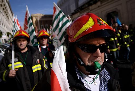 Des pompiers dans la manifestation nationale des fonctionnaires italiens a Rome le 8 novembre 2014