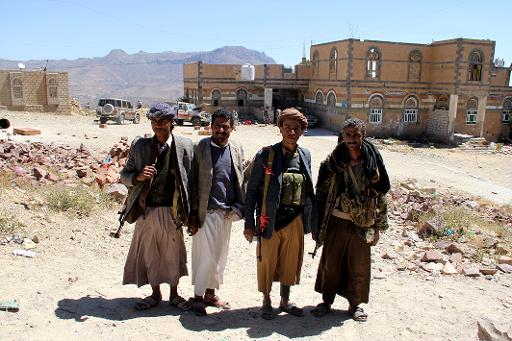 Des membres de la milice rebelle chiite des Houthis sur une route non loin de la capitale yemenite Sanaa le 28 octobre 2014