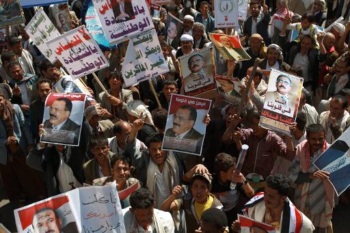 Des hommes armés favorables à l'ancien président yéménite Ali Abdullah Saleh manifestent dans les rue de la capitale Sanaa le 7 novembre 2014 © Mohammed Huwais AFP