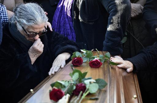 Une membre de la famille de Manitas de Plata se recueille sur le cercueil du légendaire guitariste, le 8 novembre 2014 au cimetière de Grammont, à Montpellier © Pascal Guyot AFP