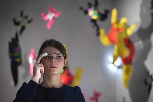Une femme equipee de Google Glass visite l'exposition  Niki de Saint Phalle a Paris, le 6 novembre 2014