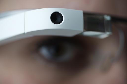 Gros plan sur les Google Glass, testées comme guide hi-tech pour l'exposition Niki de Saint Phalle à Paris © Joël Saget AFP