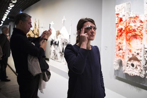 Une femme teste des Google Glass pour visiter l'exposition  Niki de Saint Phalle à Paris, le 6 novembre 2014 © Joël Saget AFP