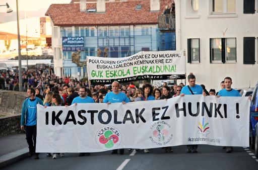 Des manifestants en faveur des ecoles en langue basque a Ciboure le 8 novembre 2014