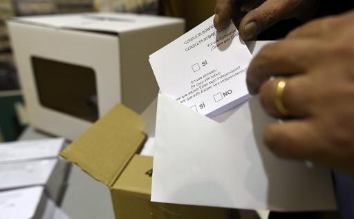 Des bulletins de votes pour la consultation symbolique dans une école de Barcelone le 8 novembre 2014 © Lluis Gene AFP