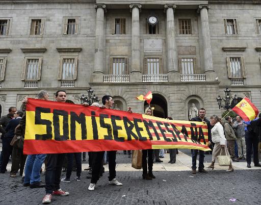Des manifestants anti indépendance catalan devant le siège du gouvernement à Barcelone le 8 novembre 2014 © Lluis Gene AFP