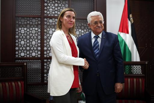 La chef de la diplomatie europeenne Federica Mogherini recu par le president de l'Autorite Palestinienne Mahmoud Abbas a Ramallah, en Cisjordanie, le 8 novembre 2014