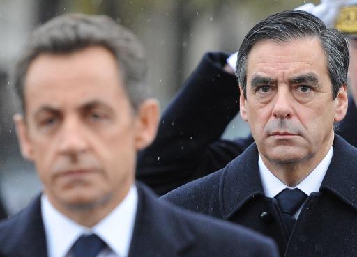 Nicolas Sarkozy, alors president de la Republique, et son Premier ministre de l'epoque Francois Fillon, devant la tombe du Soldat inconnu a Paris, le 11 novembre 2010