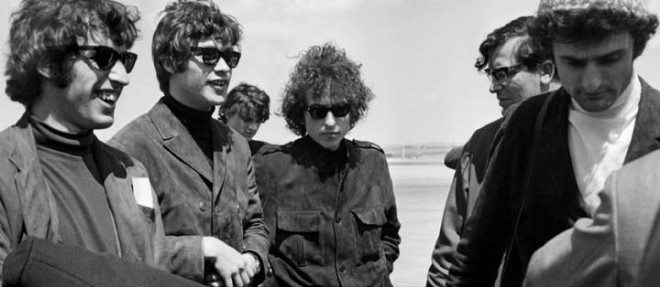 Bob Dylan avec ses musiciens, au Bourget, en 1966.