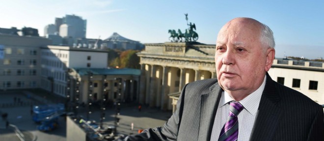 Mikhail Gorbatchev devant la porte de Brandebourg, a Berlin.
