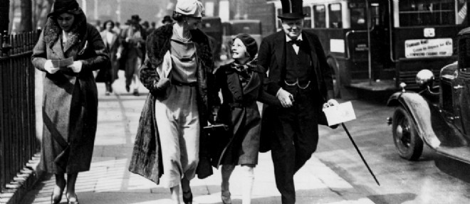 Winston Churchill incarnait l'unite nationale. Ici, avec sa femme, Clementine, et leur fille Mary, en mai 1935.