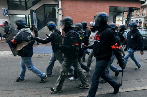 Des policiers en civil lors d'affrontements en marge d'une manifestation a Toulouse le 8 novembre 2014