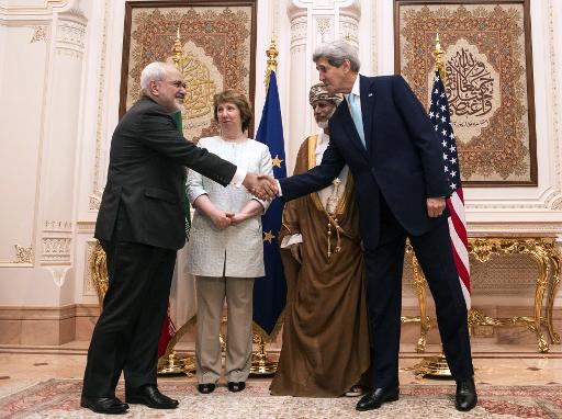 Le Secretaire d'Etat americain John Kerry (d) rencontre son homologue iranien Javad Zarif (g), aux cotes du ministre omanais des Affaires etrangeres Youssef ben Alaoui (2e d) et de l'ex-chef de la diplomatie europeenne Catherine Ashton a Mascate, le 9 novembre 2014